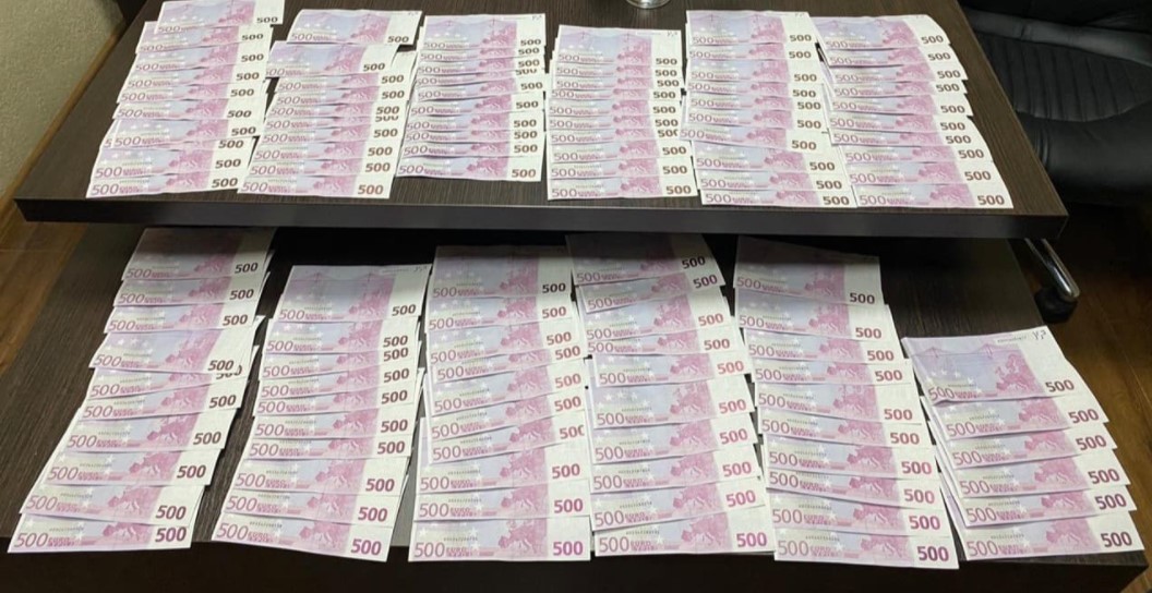 FOTO // Au falsificat 63 de mii de euro pentru ai pune în circulație. Trei persoane reținute